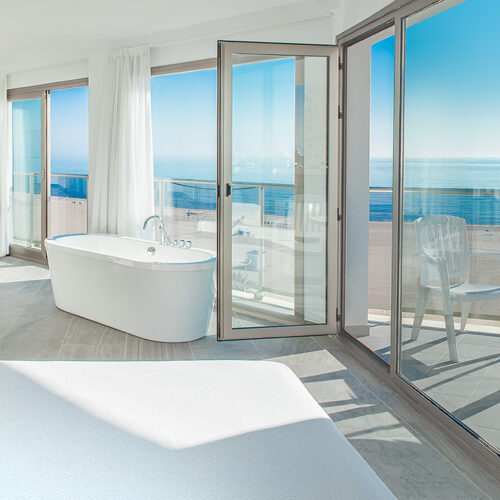 Habitación con vistas al mar, bañera de hidromasaje y terraza del Hotel RH Bayren & Spa de Gandía.