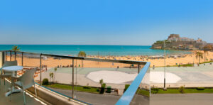 Las terrazas de las habitaciones con vistas al mar y al Castillo de Peñíscola.
