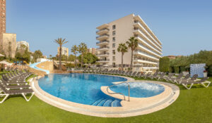 Piscina con tobogán acuático.