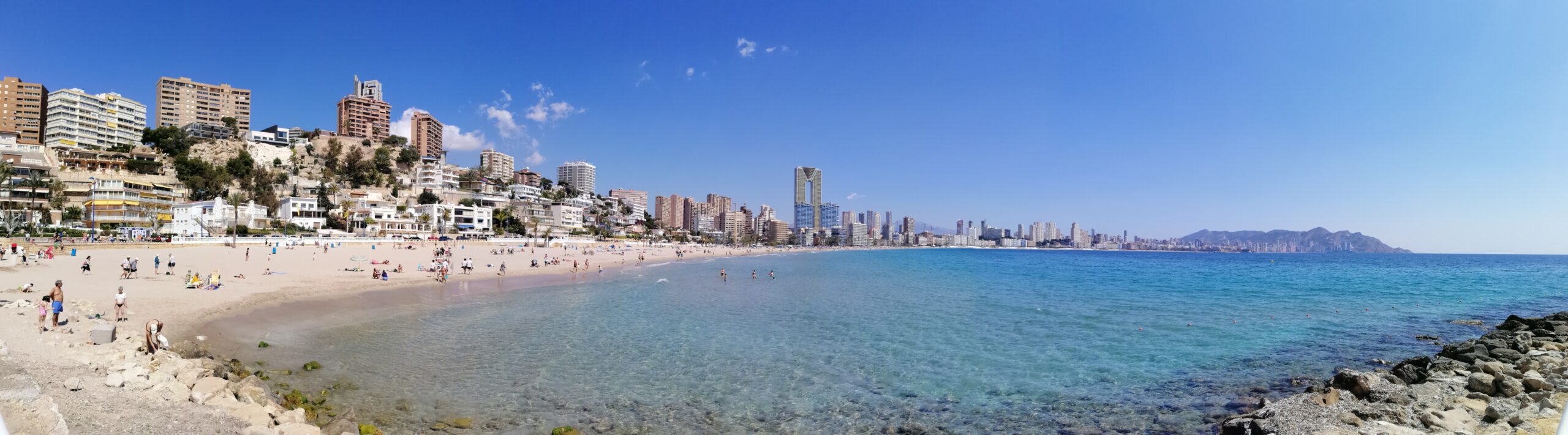 Aguas cristalinas de la Playa de Poniente de Benidorm