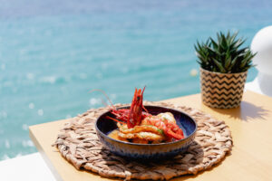Huevos rotos de carabinero y meloso de sepia con matices japoneses.