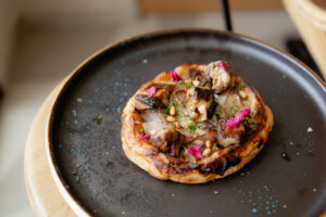 Tarta tatín de puerro, cebolla, foie al grill y cecina.